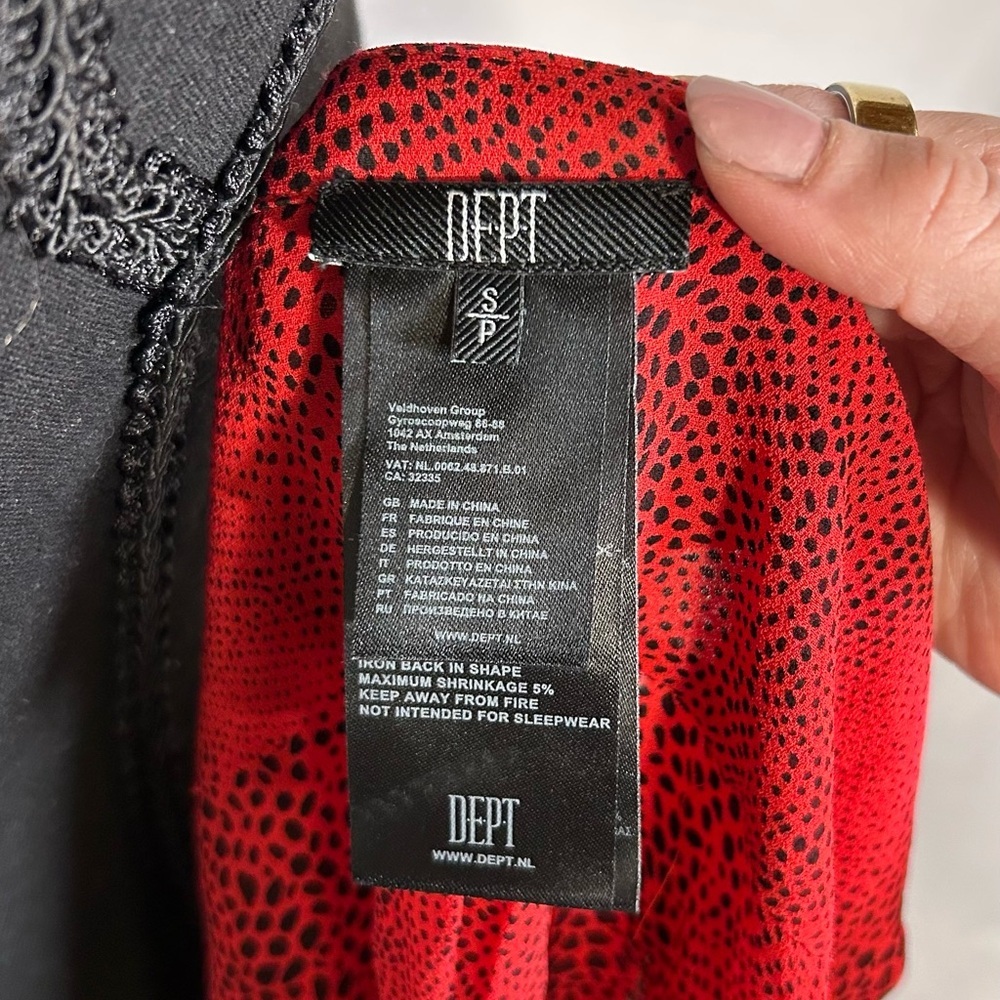 Red Textured Button-Front V-Neck Blouse - Picture 6 of 6